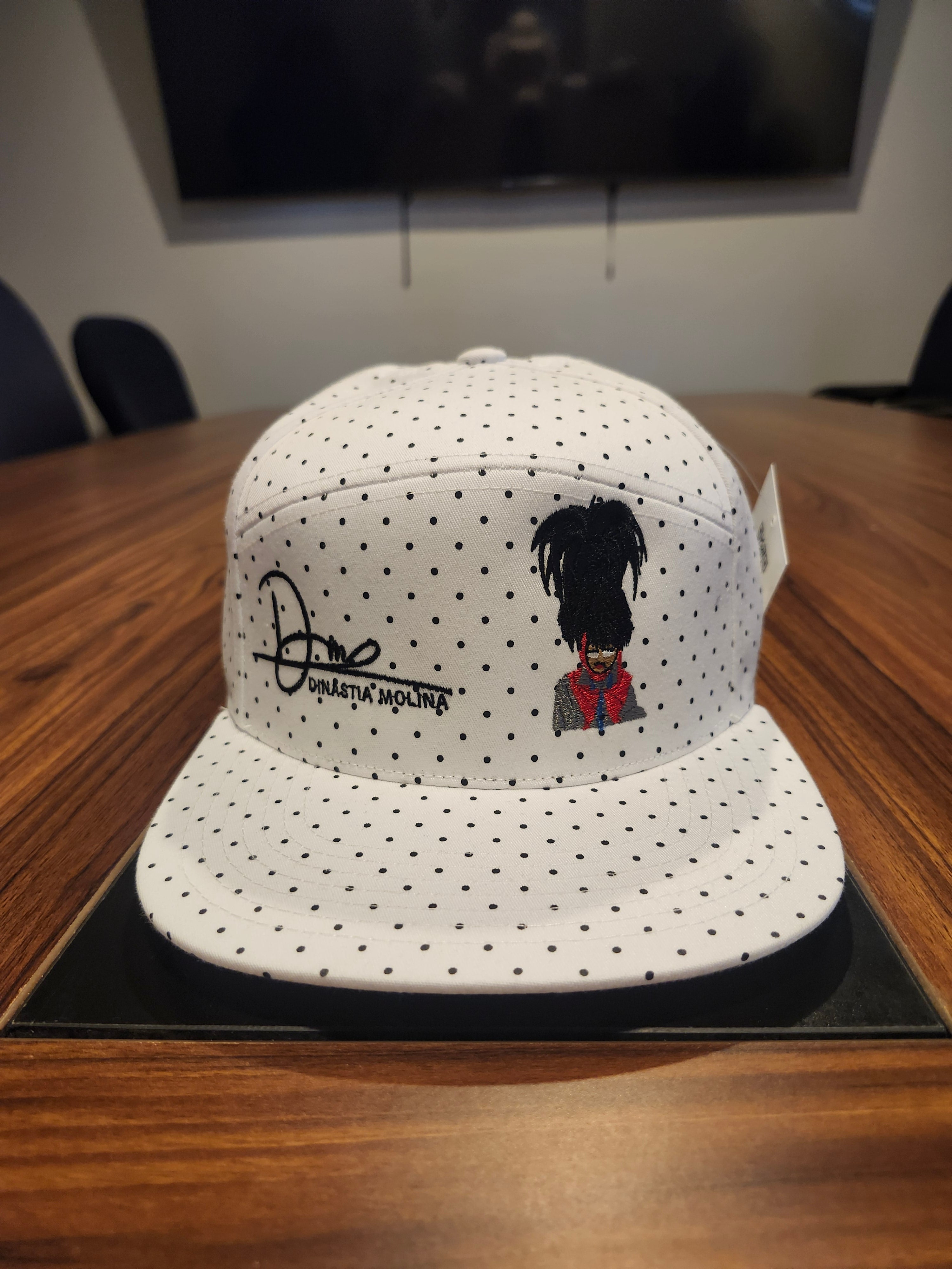 DM enmascarado con plumas (hat)