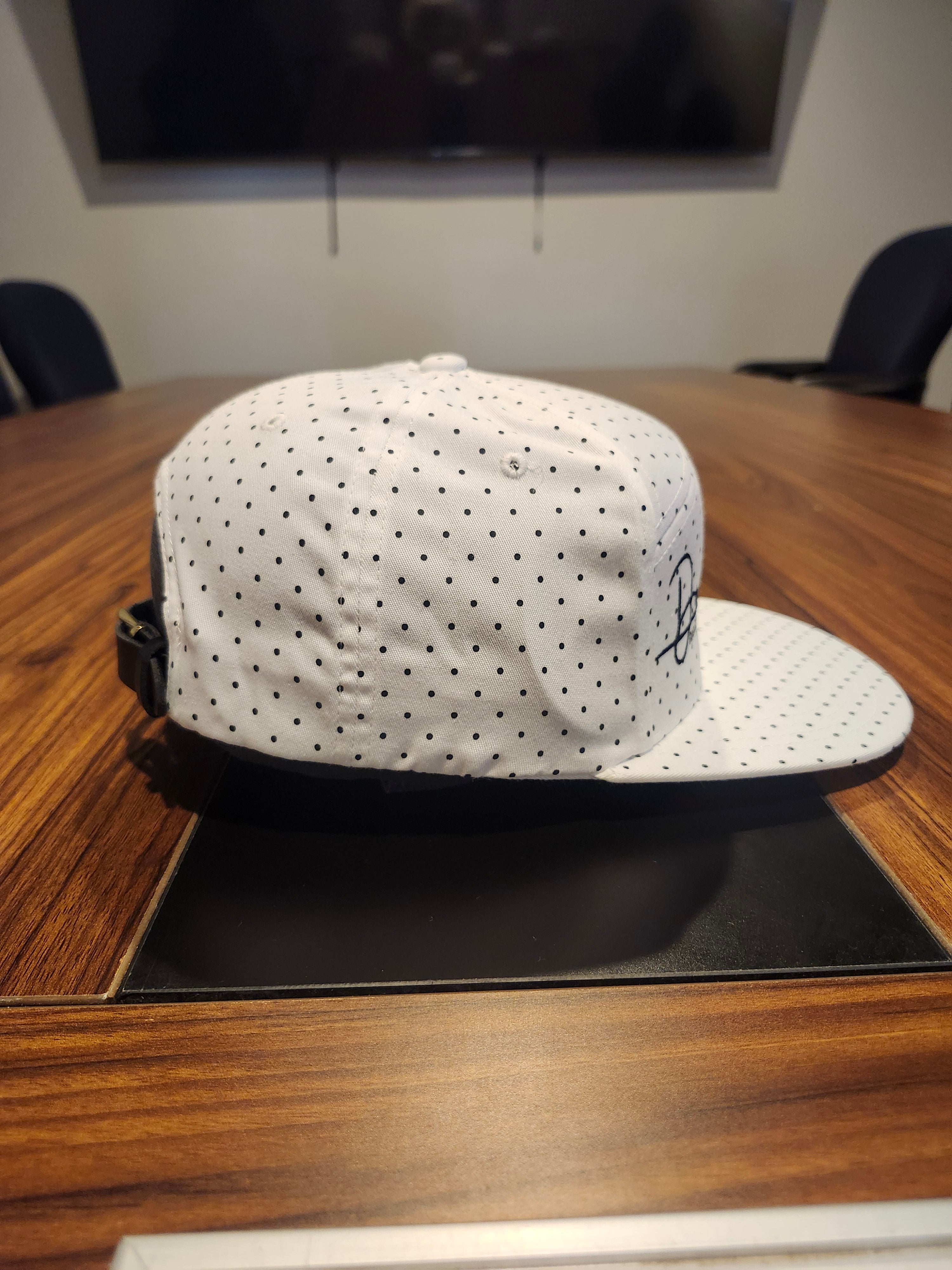 DM enmascarado con plumas (hat)