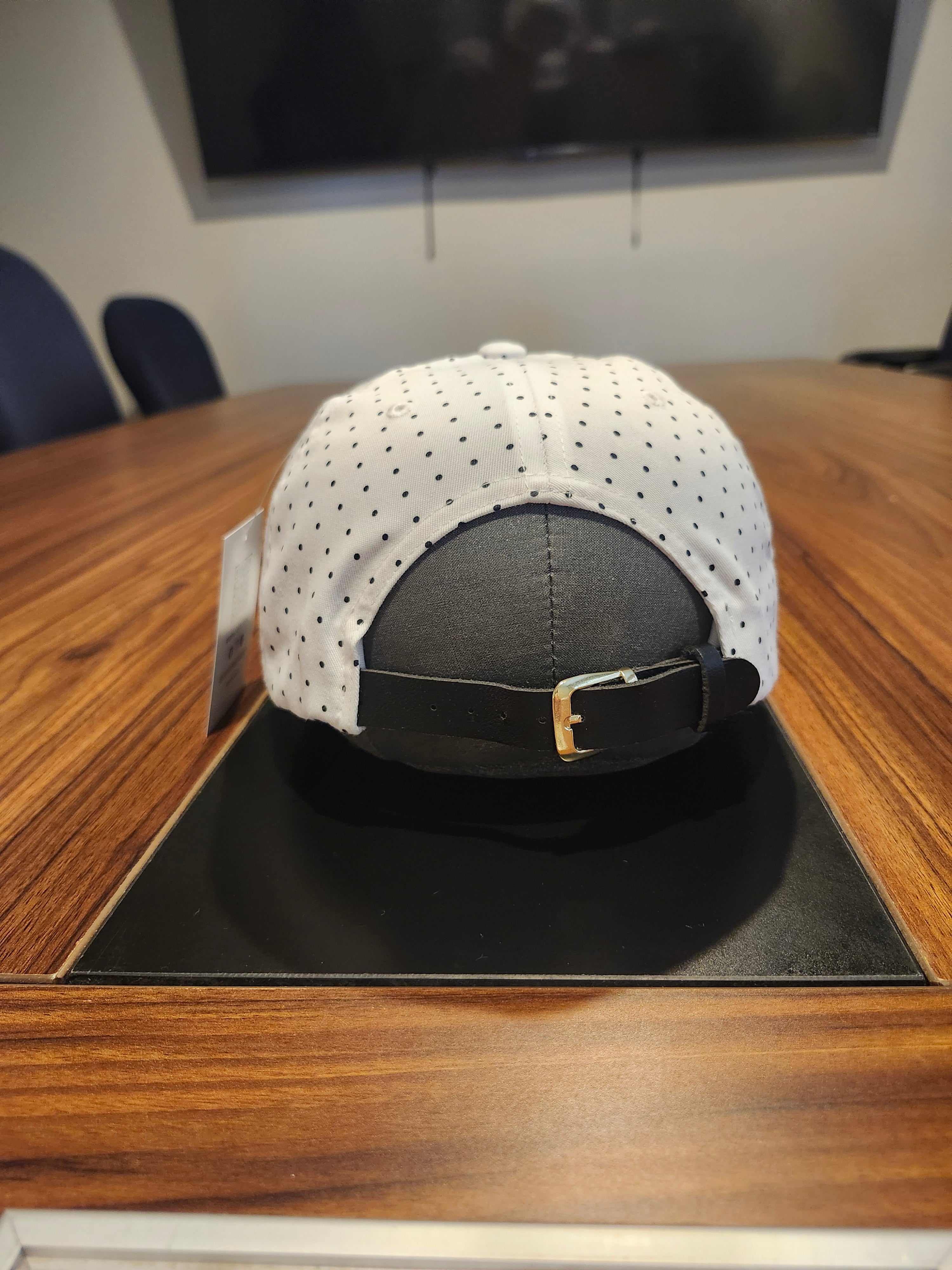 DM enmascarado con plumas (hat)