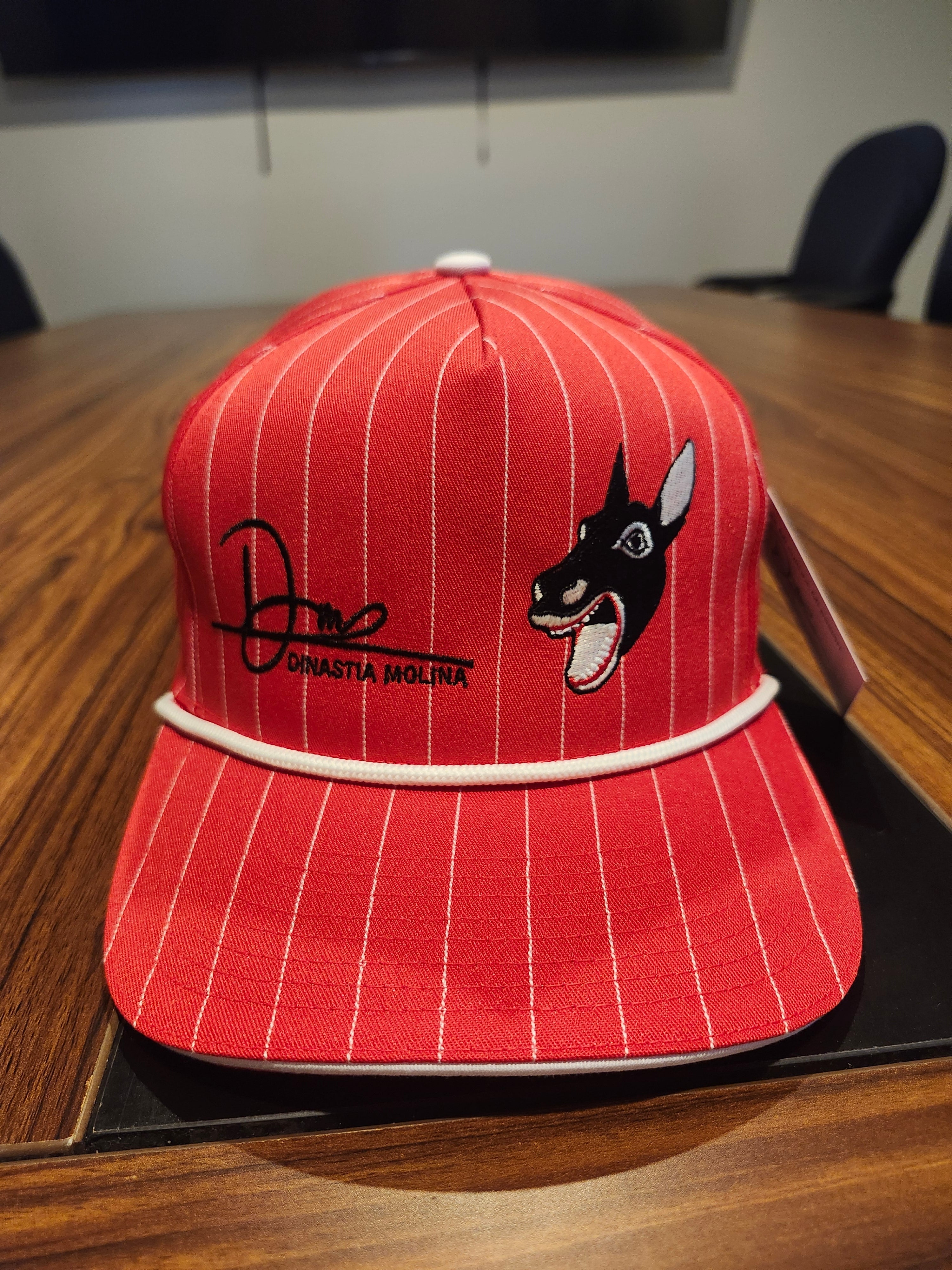 DM Burro // Gorra Roja de Rayas