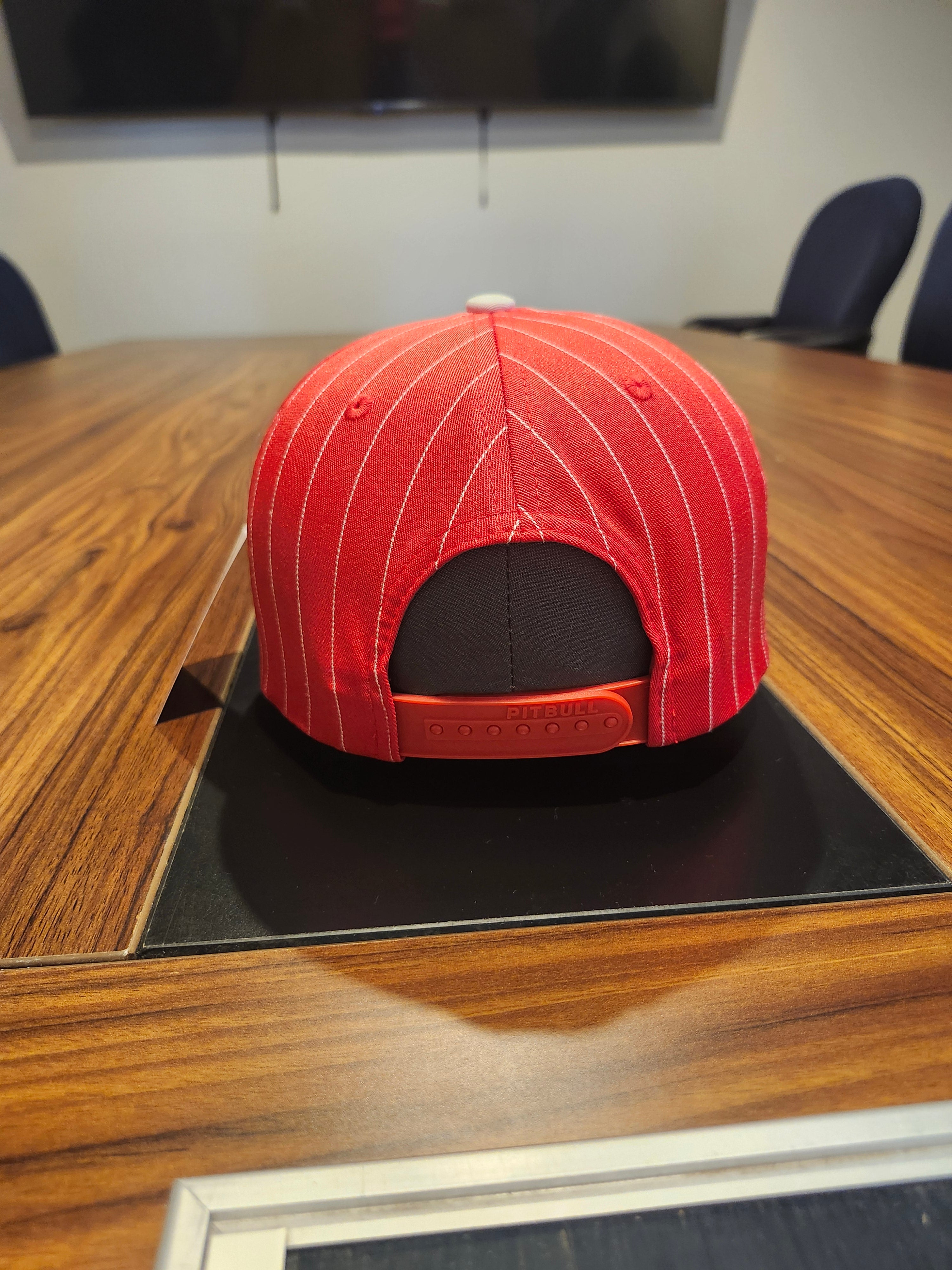 DM Burro // Gorra Roja de Rayas