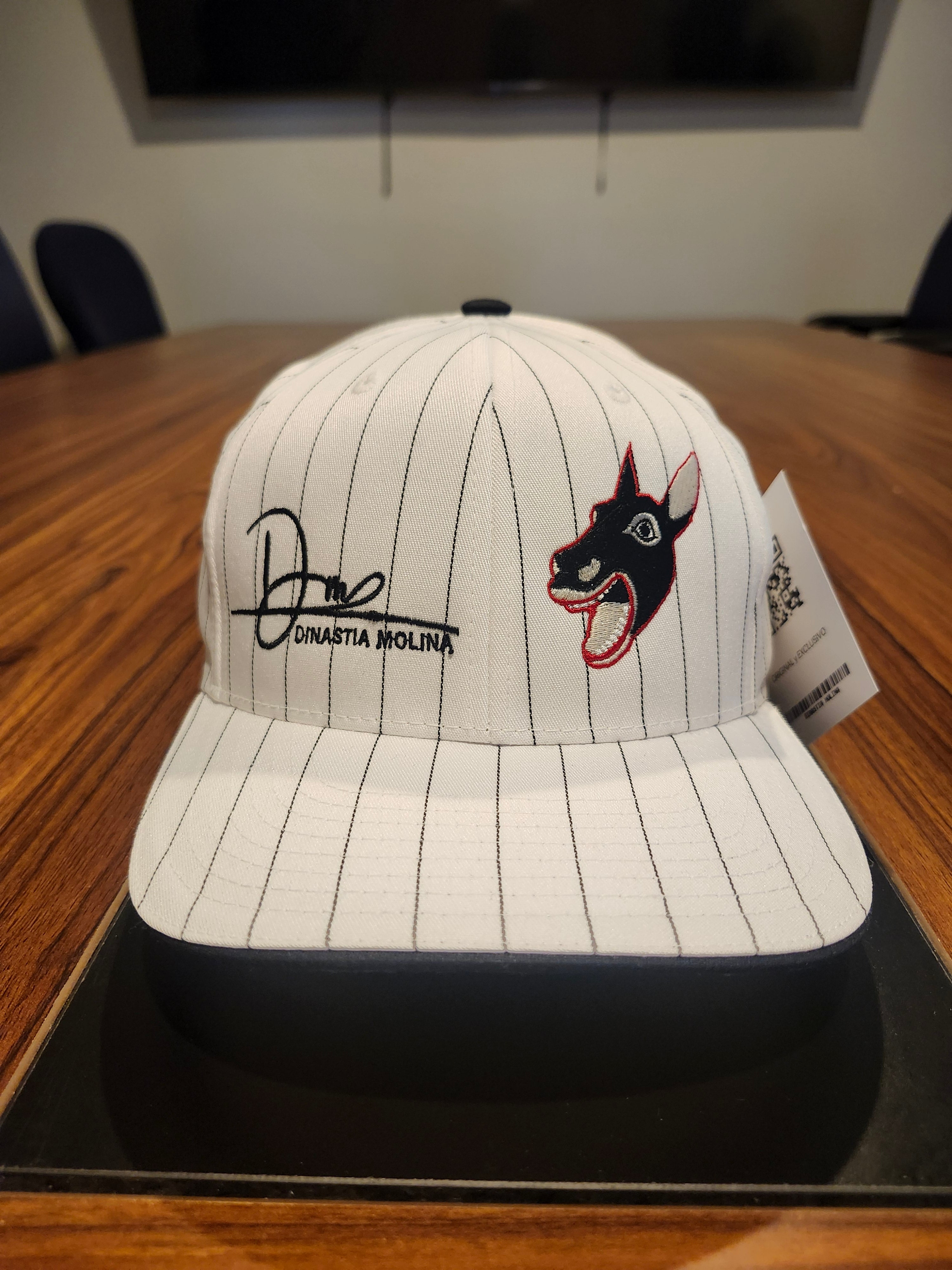 DM Burro // Gorra Blanca con Rayas