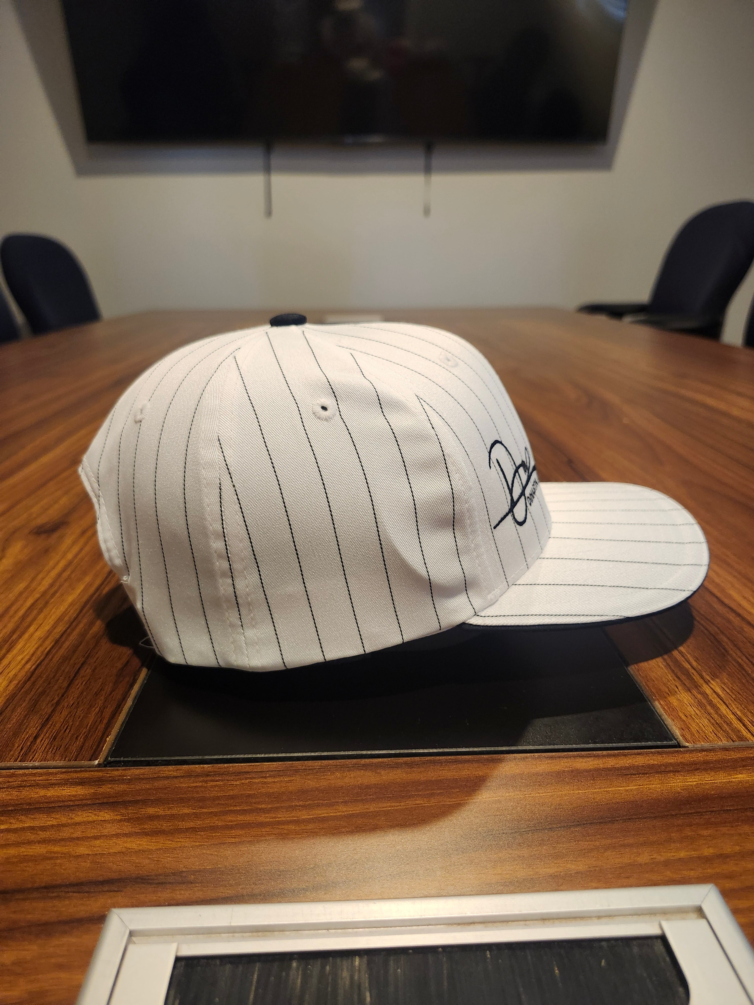 DM Burro // Gorra Blanca con Rayas