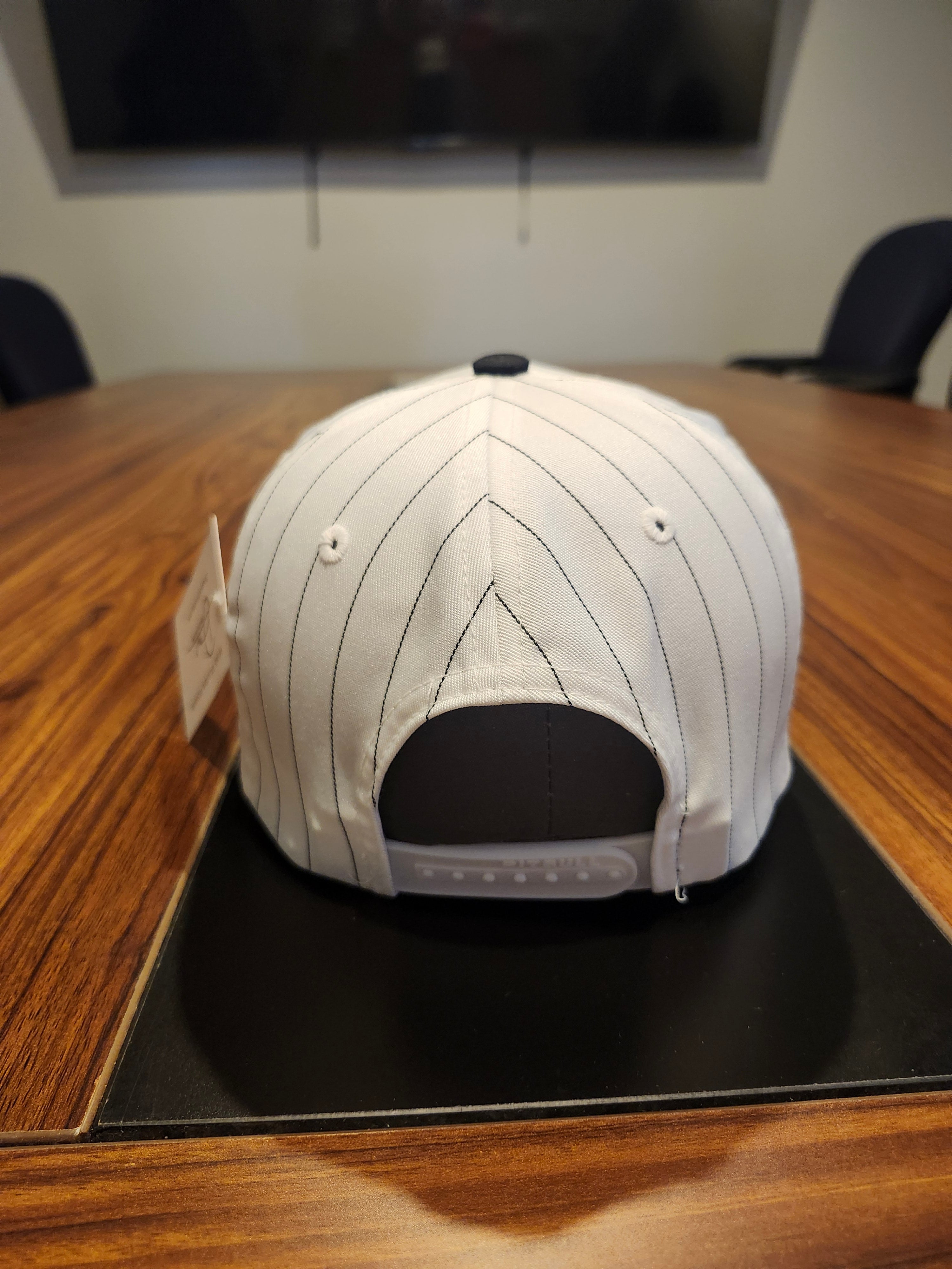 DM Burro // Gorra Blanca con Rayas